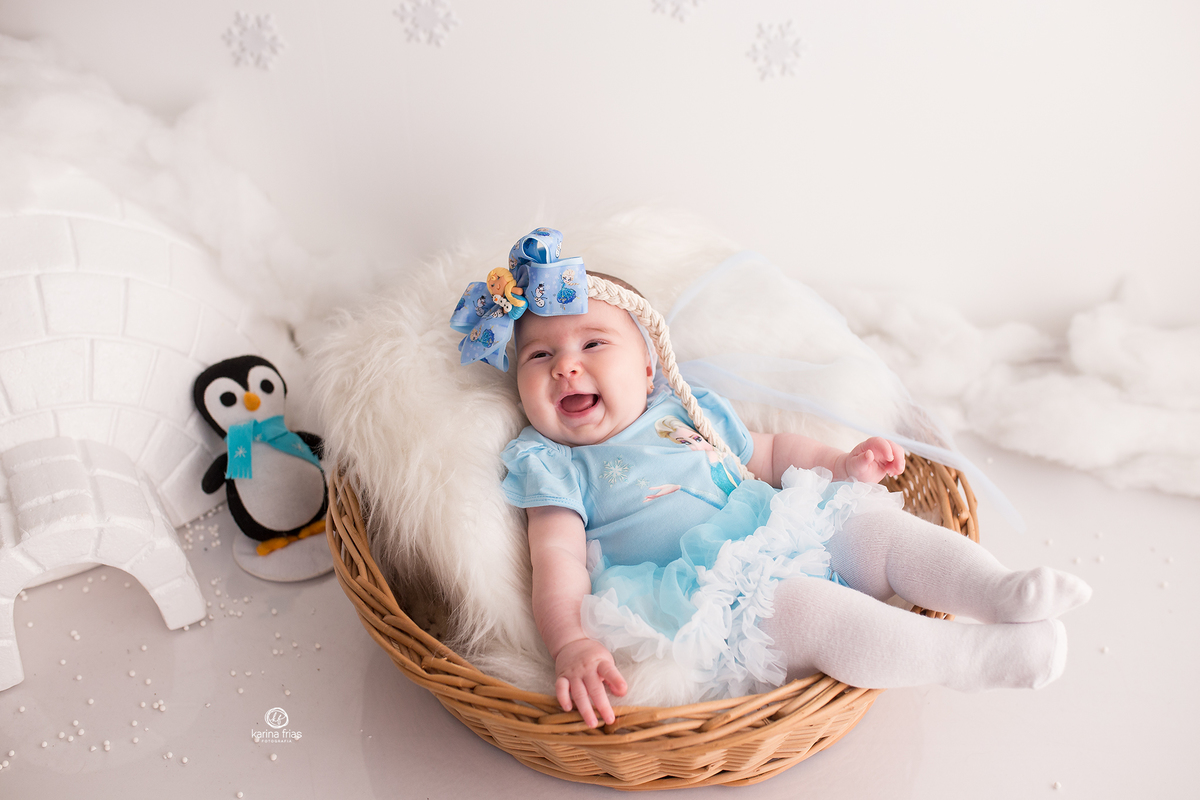 a menina sorri para a fotografa de bebes de caxias do sul, karina frias