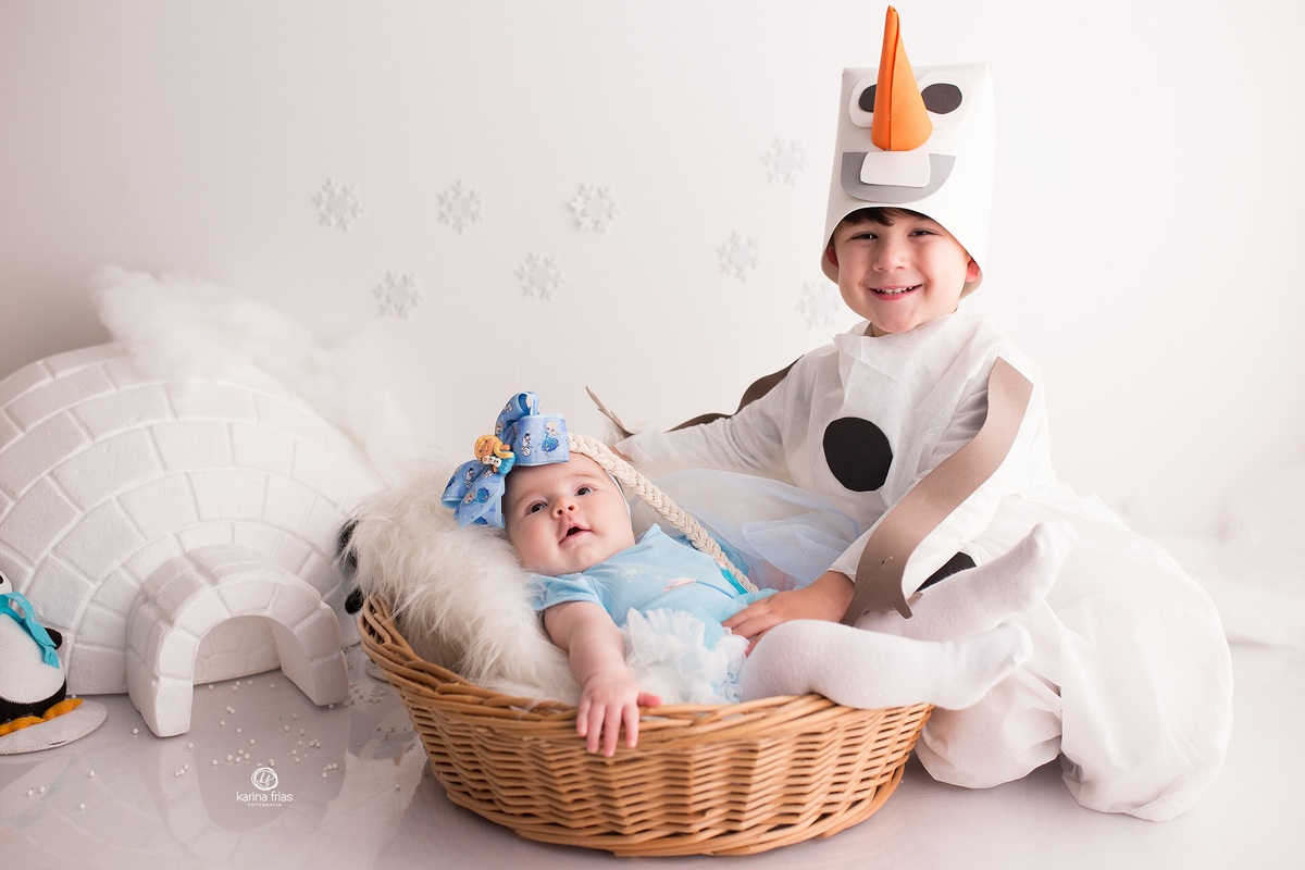 os irmaos posam juntos no ensaio infantil