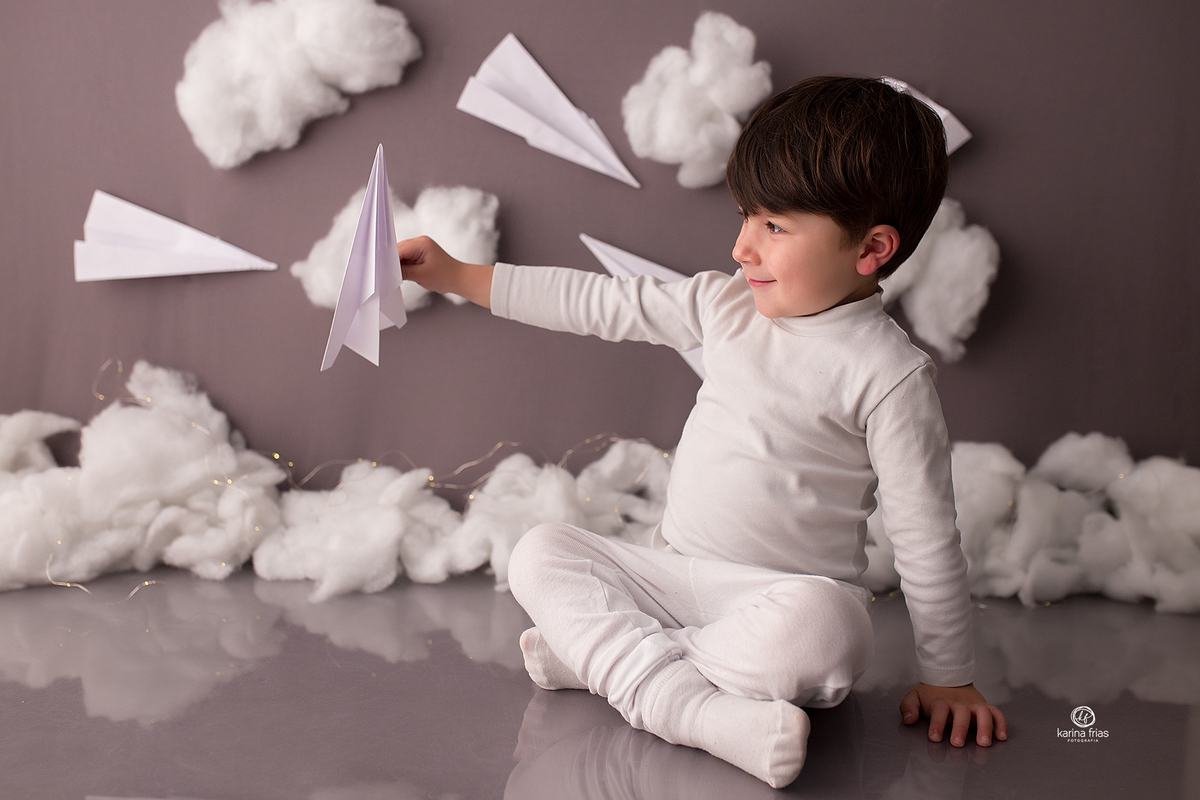 o menino brinca de avião no estudio da ka frias fotografia em caxias do sul-rs