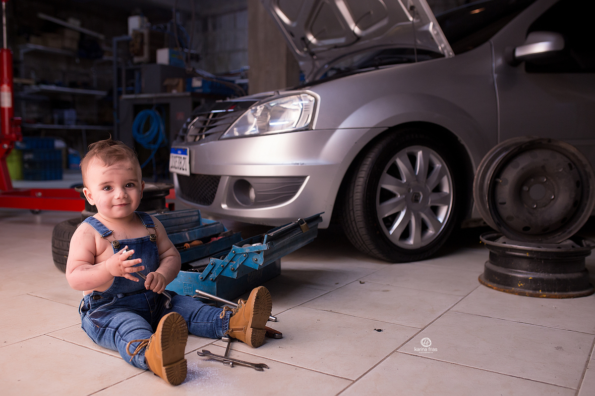 o menino brinca com as ferramentas no ensaio em caxias do sul