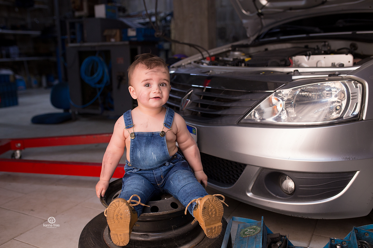 o menino sorri para a fotografa de bebes, ka frias