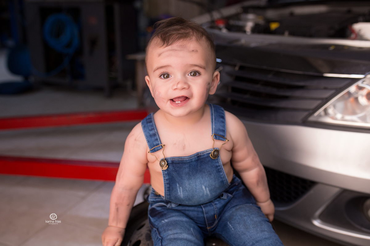 no ensaio infantil o menino esta sujo de graxa