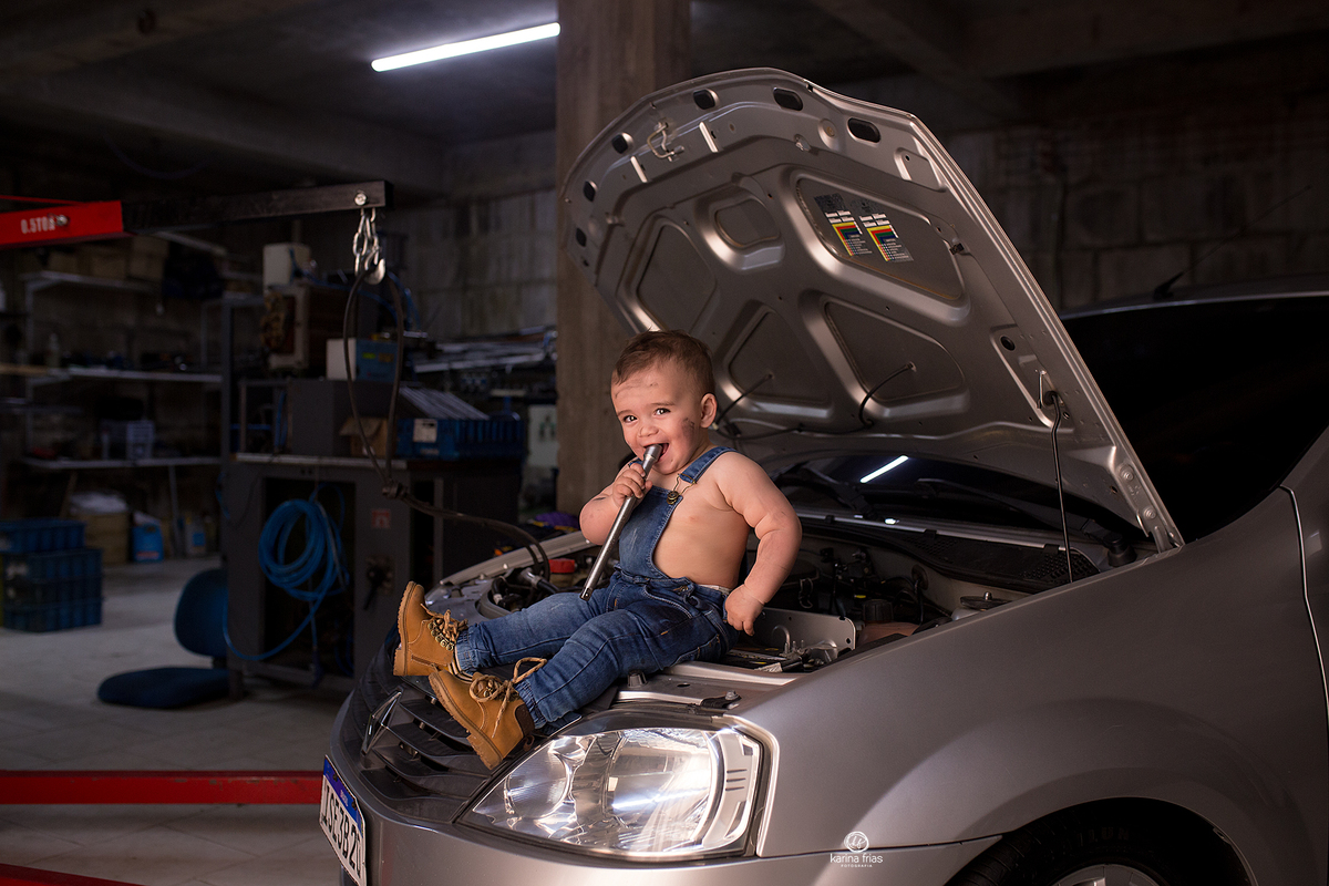 o bebe esta sorrindo na sessão smash the cake