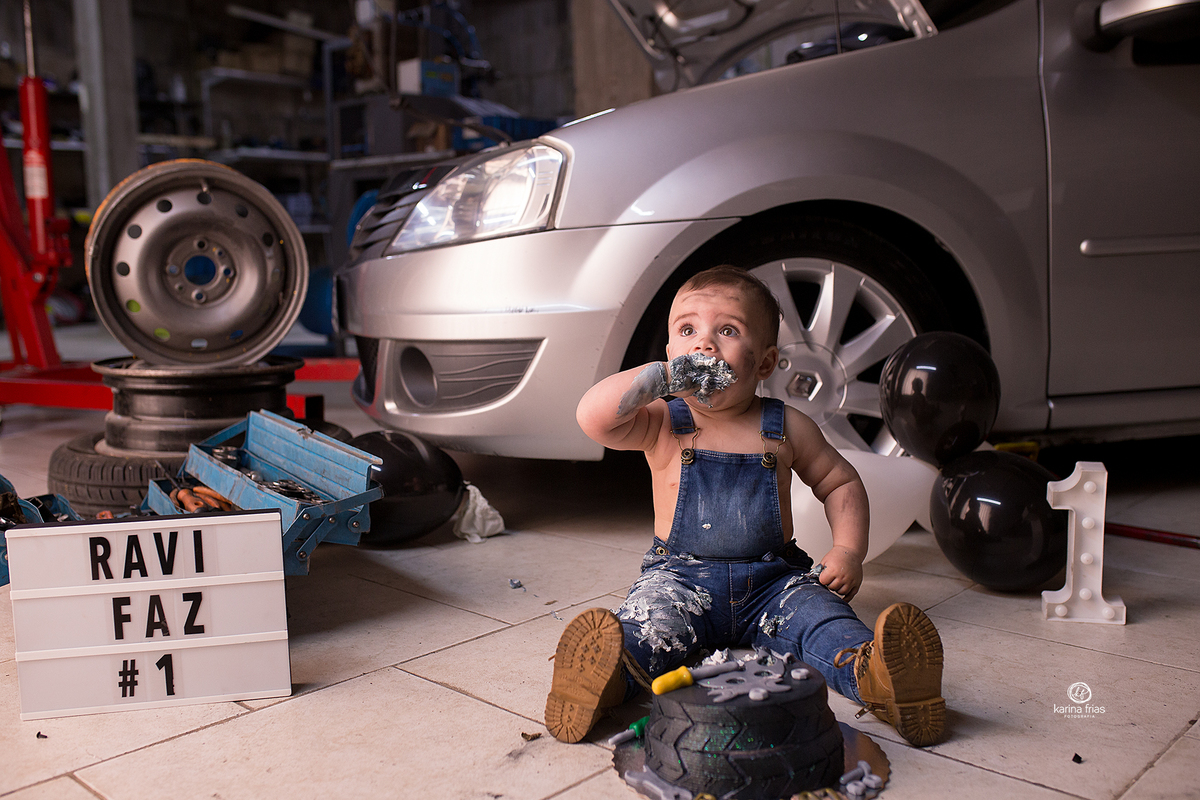 o menino ataca o bolo no smash the cake