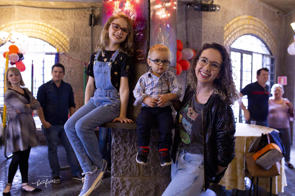 durante a festa os convidados se divertem