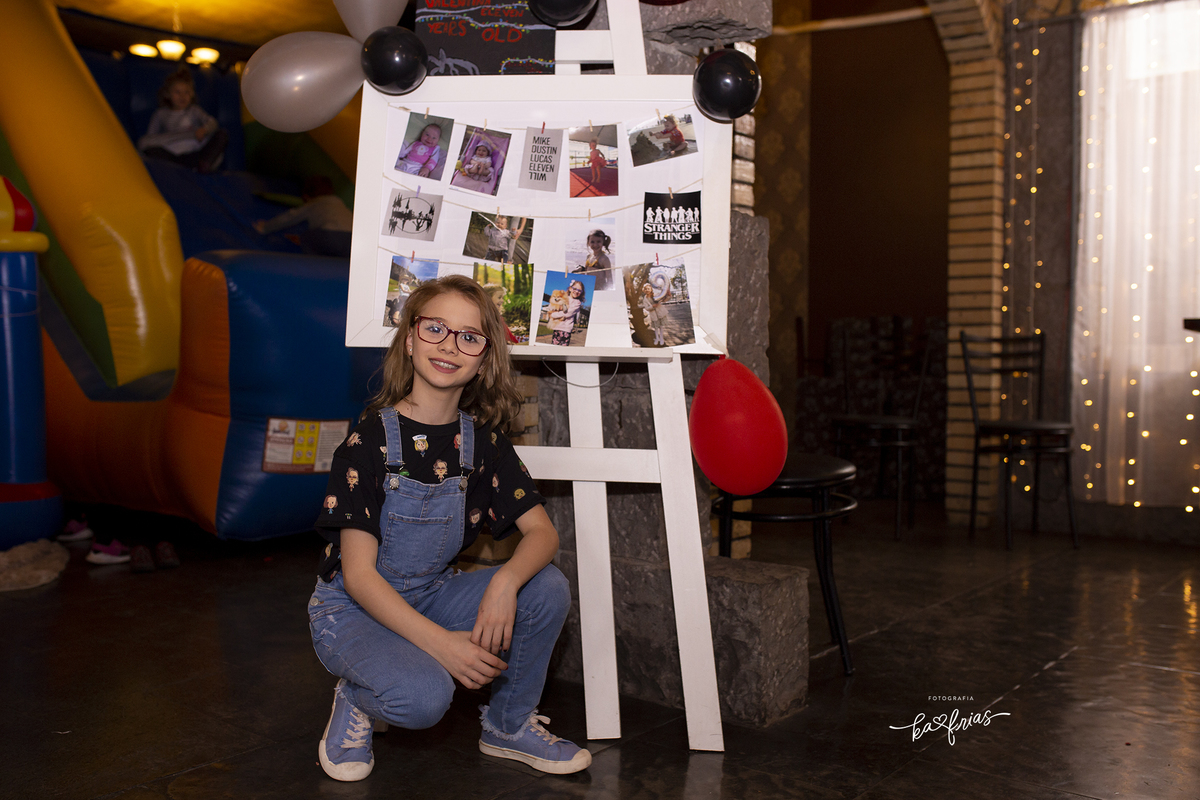 a aniversariante posa na frente do seu painel de entrada