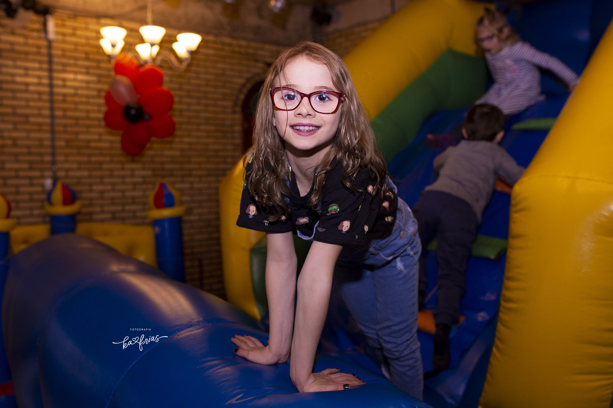 a menina brinca no seu aniversario