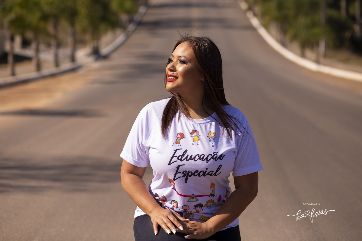 a formanda esta com a camiseta do curso