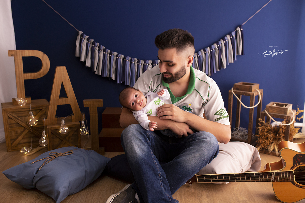 o menino olha para a fotografa de bebes de caxias do sul-rs
