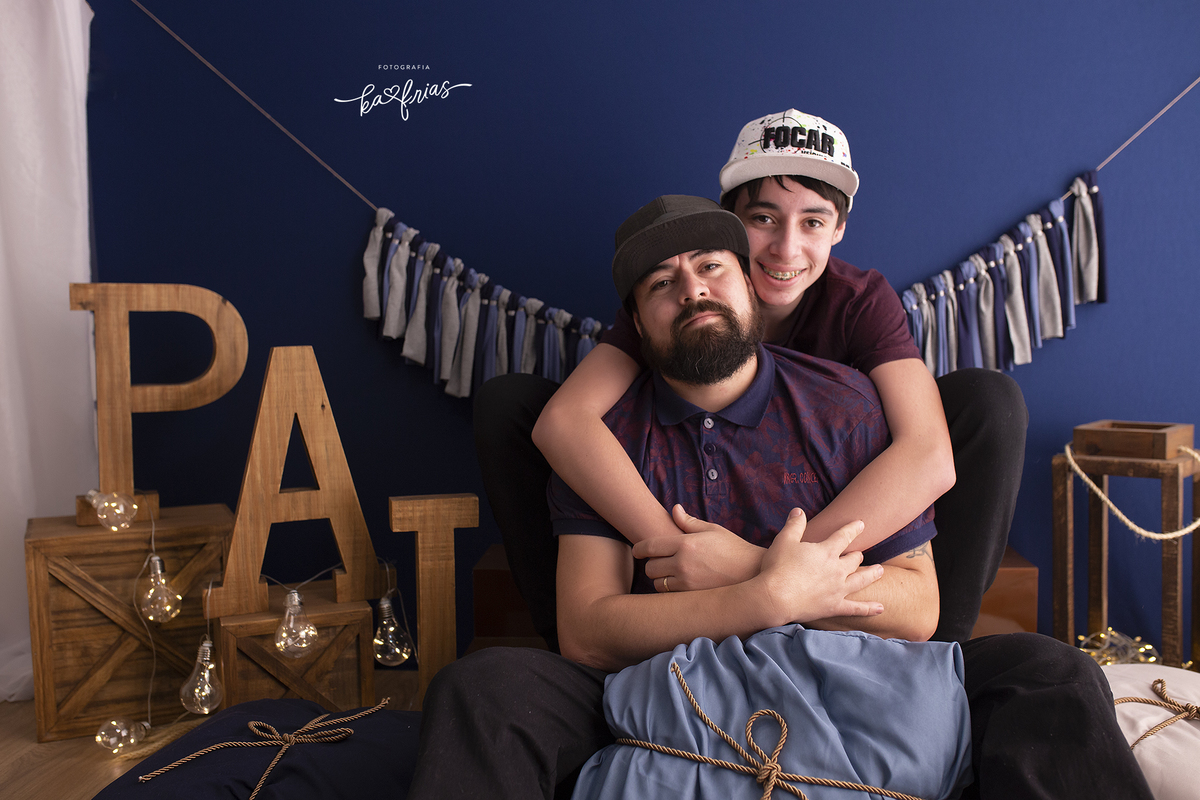 pai e filho se abraçam na sessão de dia dos pais