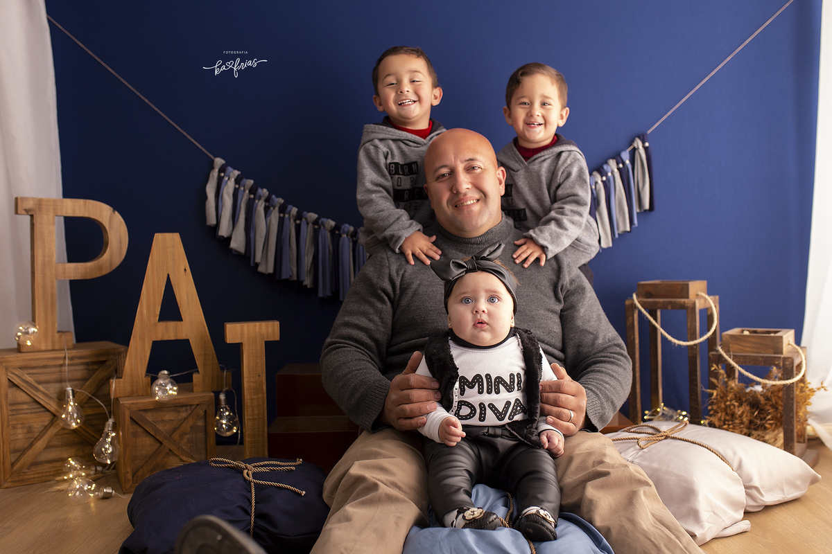 os meninos ficam atras do pai na sessão de fotos