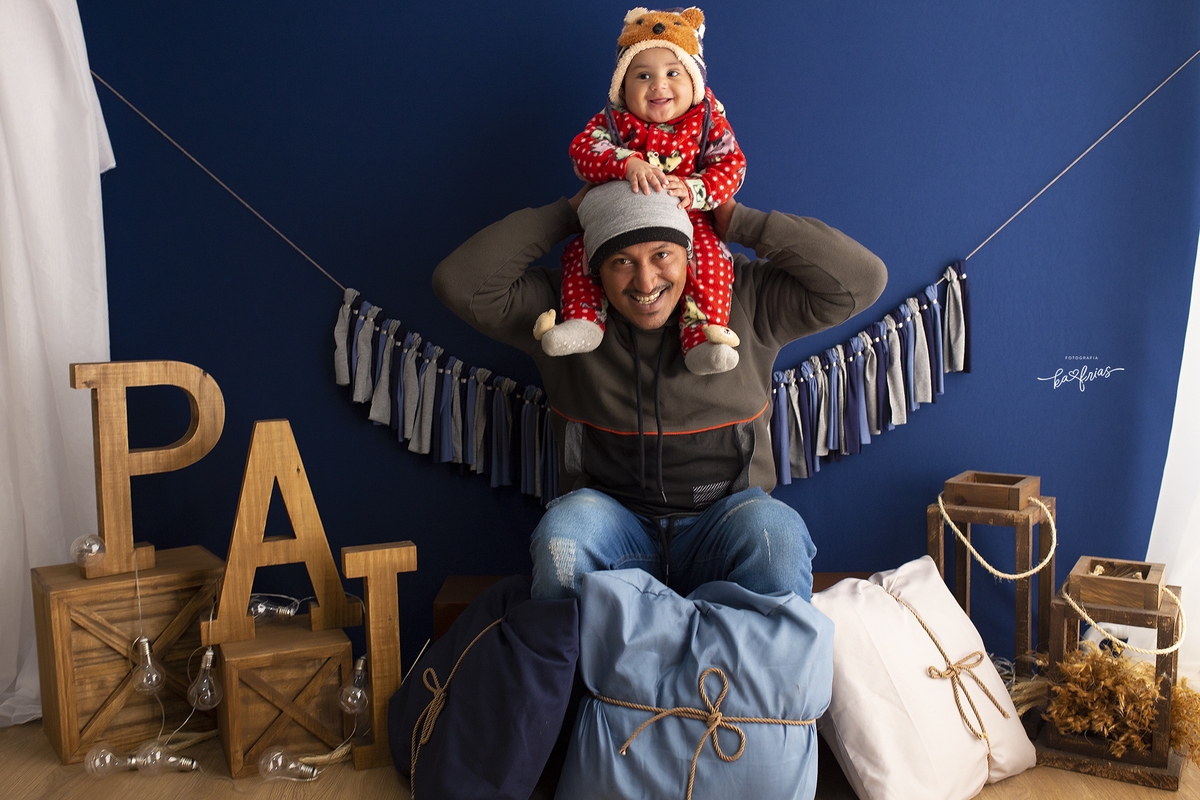 o pai segura o filho para o ensaio tematico de dia dos pais