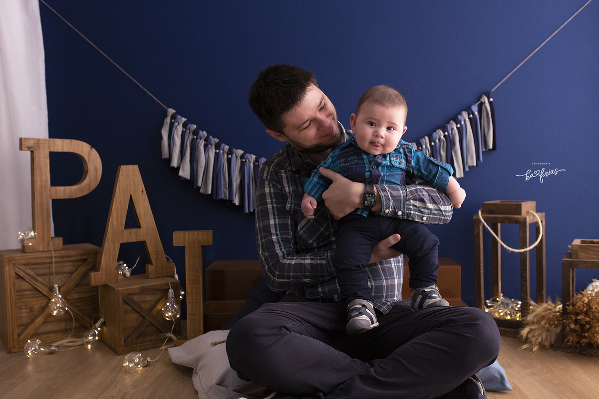 o pai segura o filho no ensaio de acompanhamento mensal
