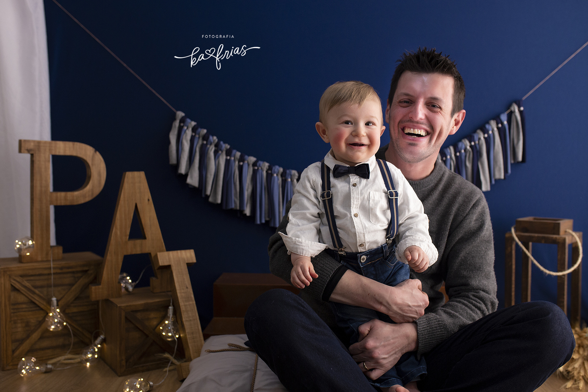 pai e filho posam para as fotos de dia dos pais