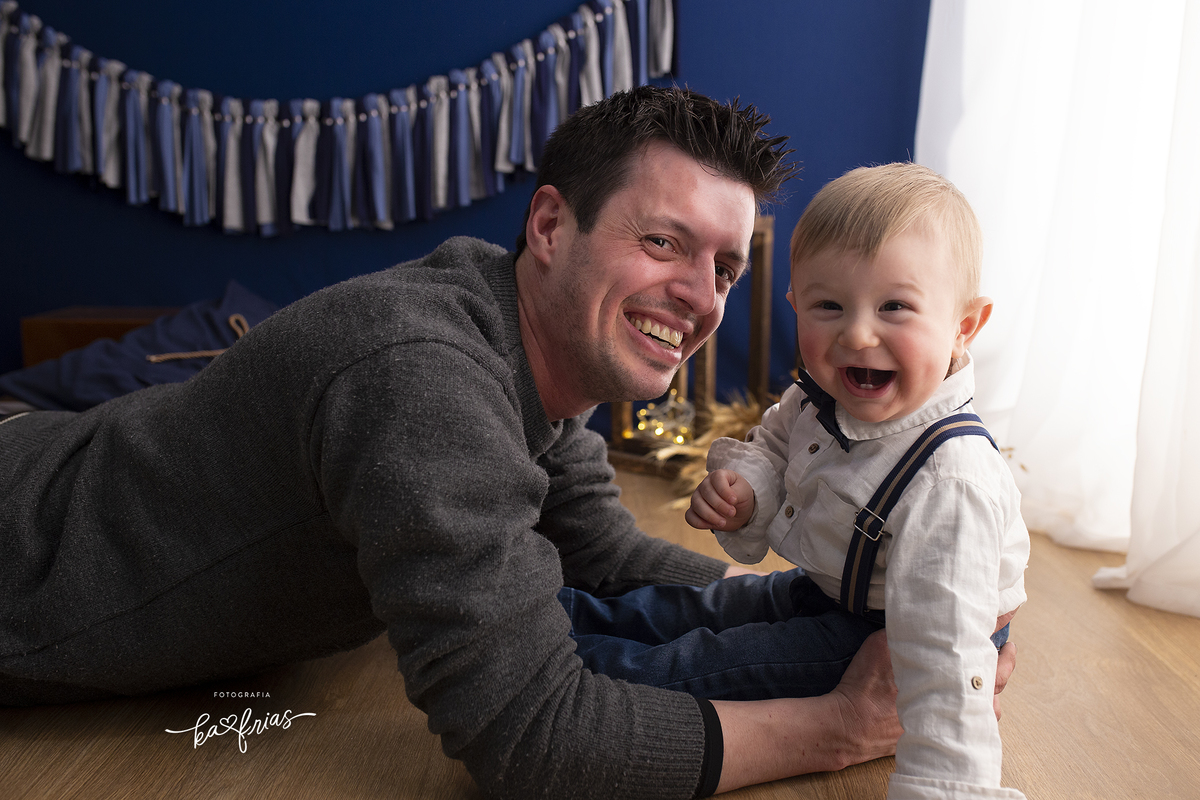 o menino sorri na sessão de acompanhamento mensal