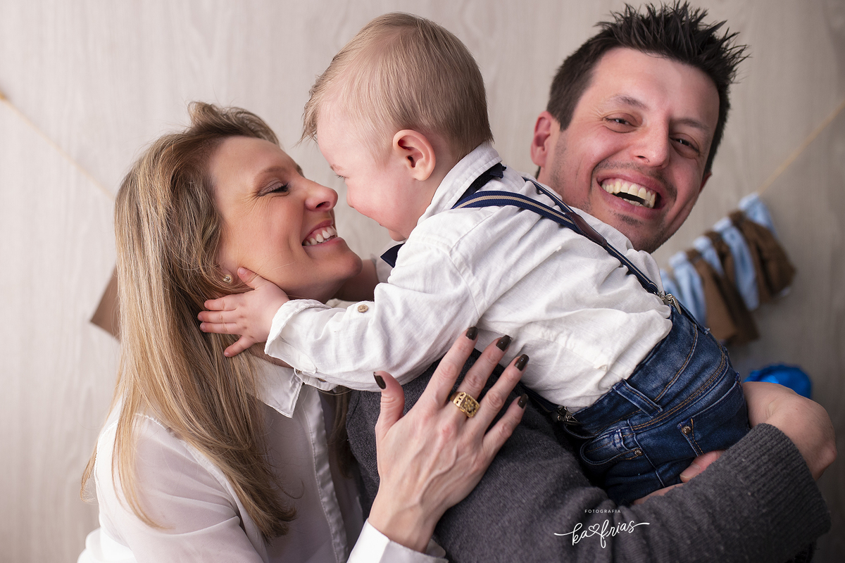 durante as fotos o bebe abraça a mae