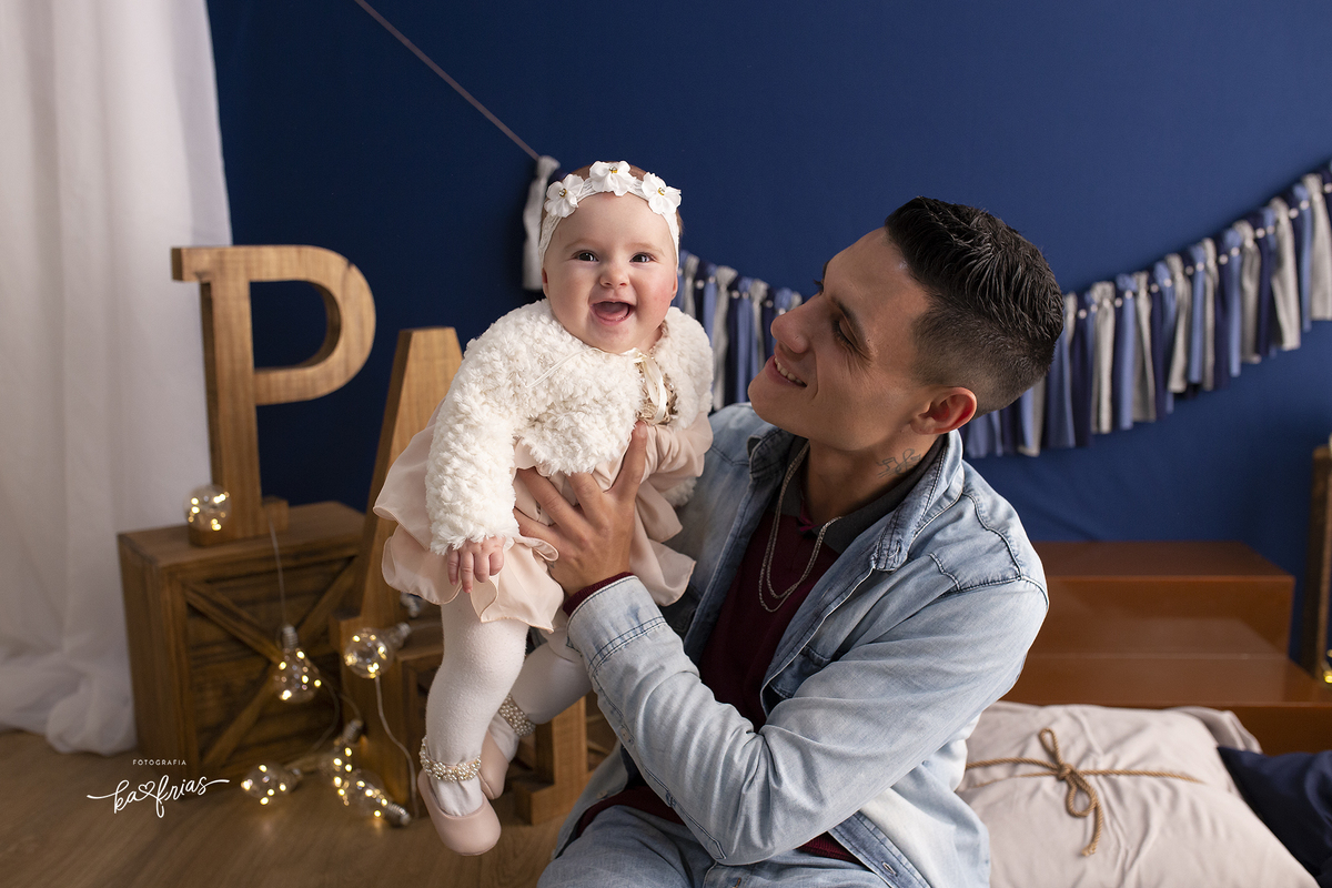 a menina sorri para a fotografa de bebes de caxias do sul, ka frias