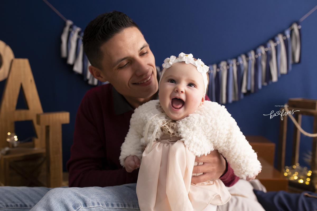 no ensaio de dia dos pais a menina sorri