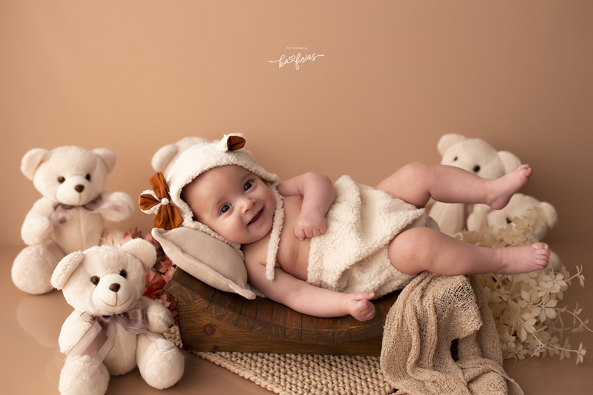 a menina esta deitada para as fotos do acompanhamento mensal