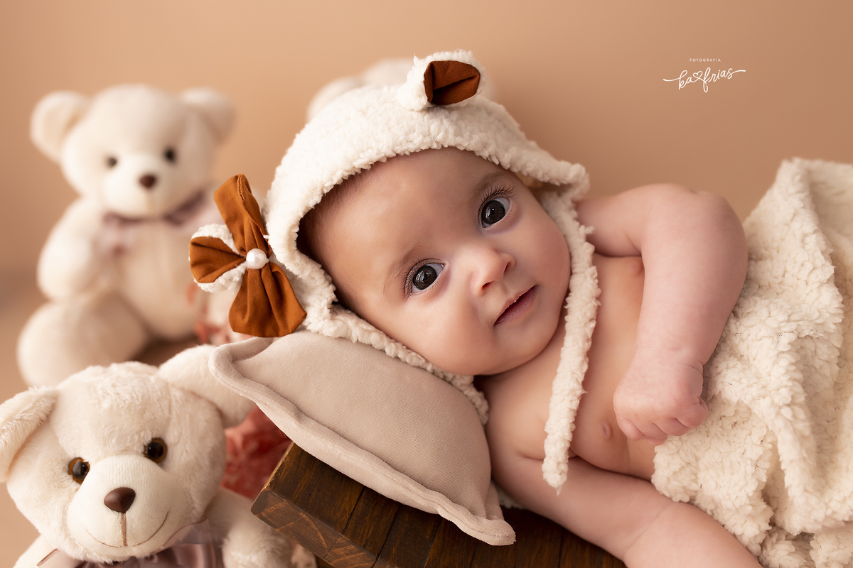 a menina olha para a fotografa de bebes de caxias do sul, ka frias