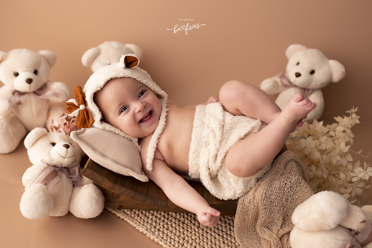 a menina sorri nas fotos mensais