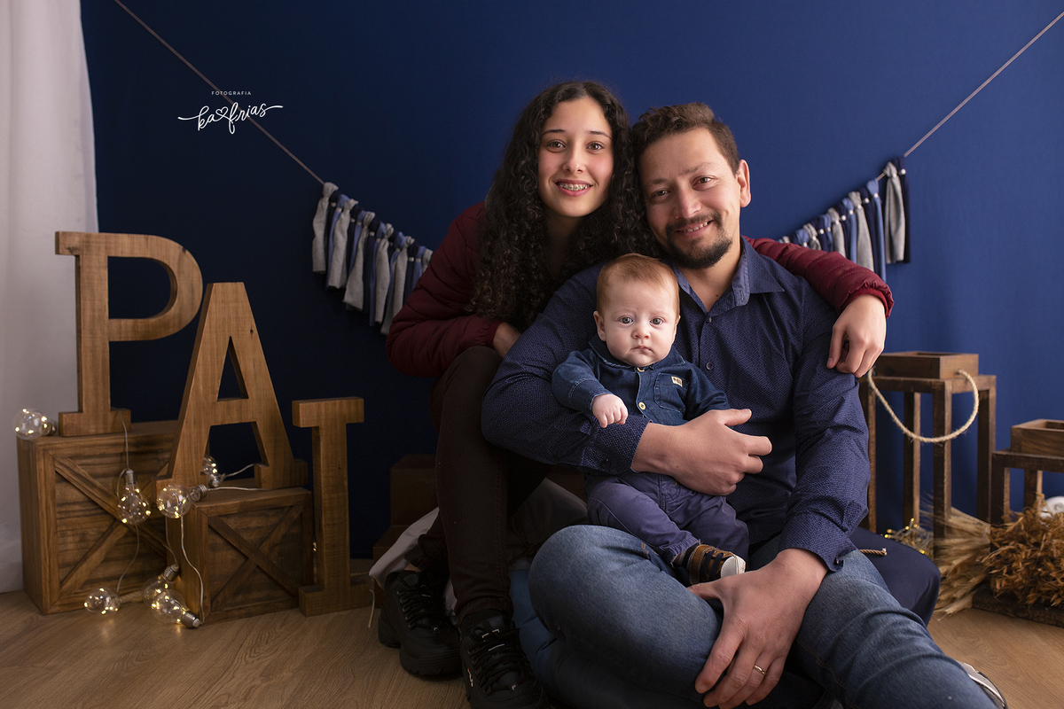 os filhos posam com o pai para as fotos de dia dos pais em caxias do sul-rs