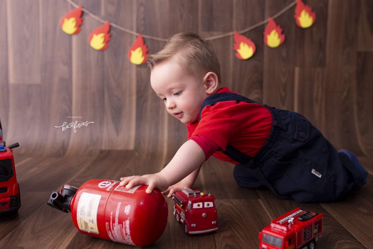 o menino brinca durante as fotos no ensaio