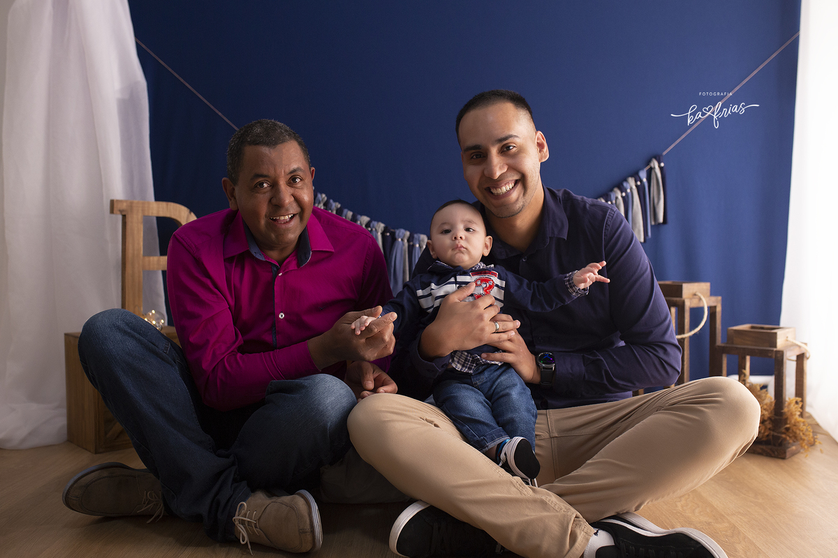 o pais e o avô posam com o bebe no ensaio de dia dos pais 2021