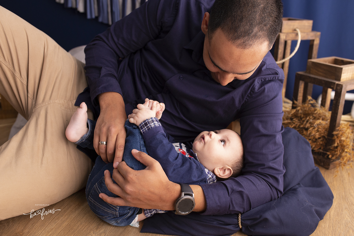pai e filho se olham no acompanhamento mensal