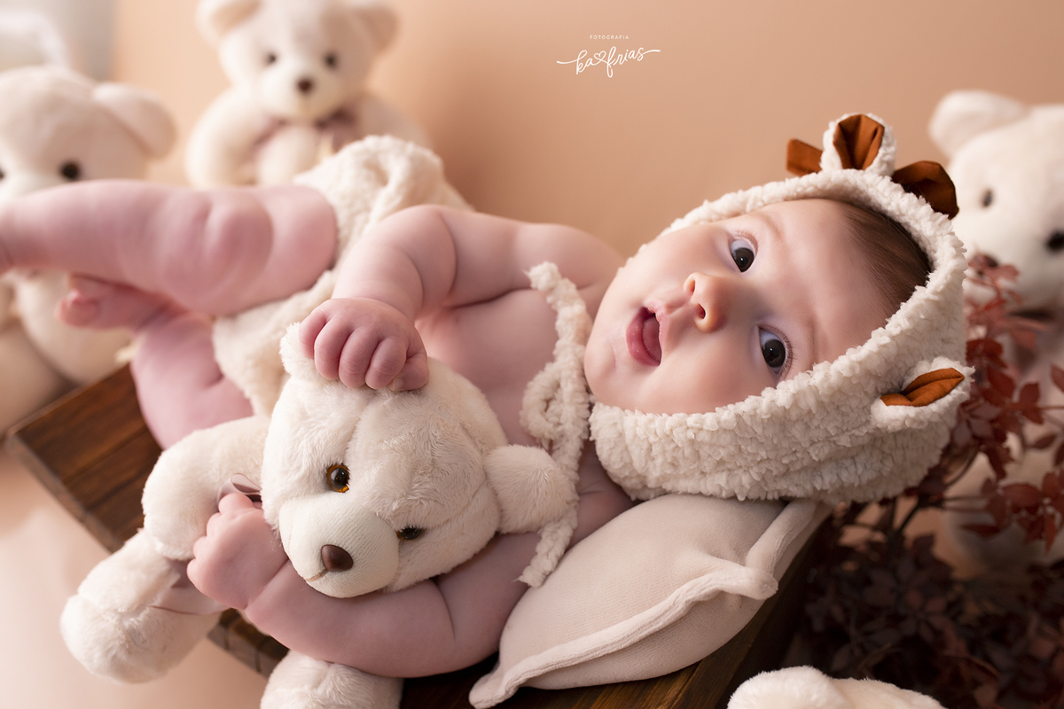 a bebe olha para a fotografa de caxias do sul, ka frias