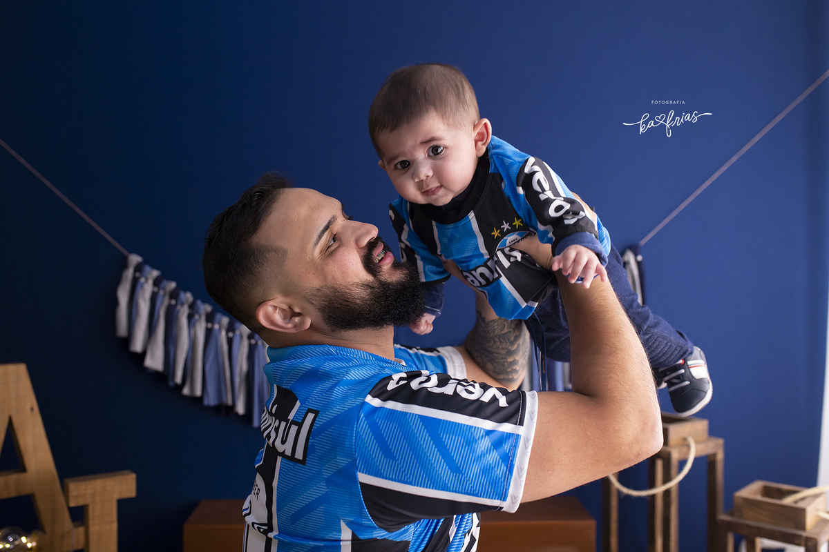 o pai brinca com o filho no ensaio de dia dos pais