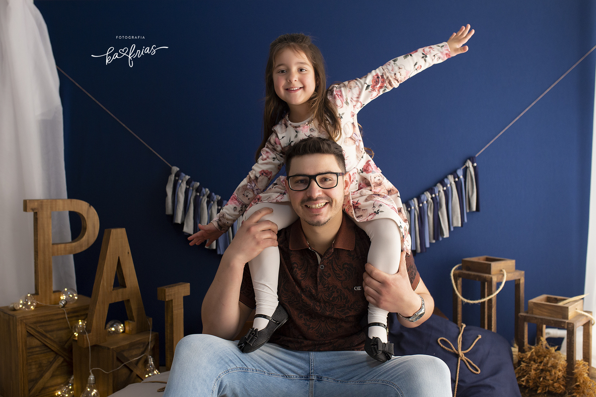 o pai brinca com a filha na sessão de dia dos pais 2021