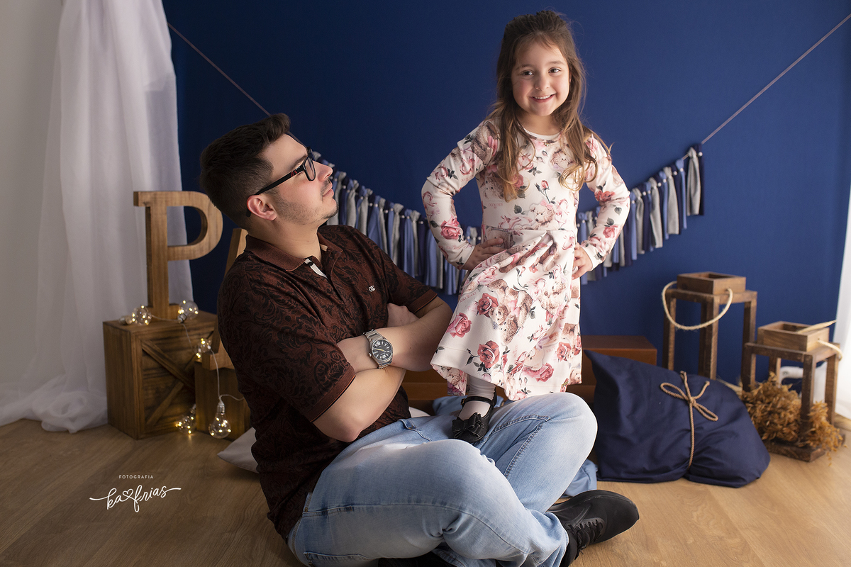 a menina sorri para a fotografa de caxias do sul, ka frias