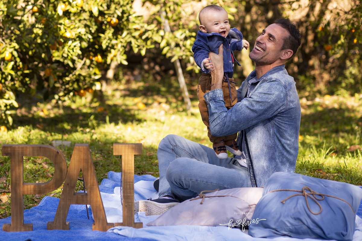o pai brinca com o filho na sessão de fotos