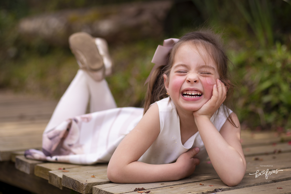 no ensaio infantil a menina se diverte