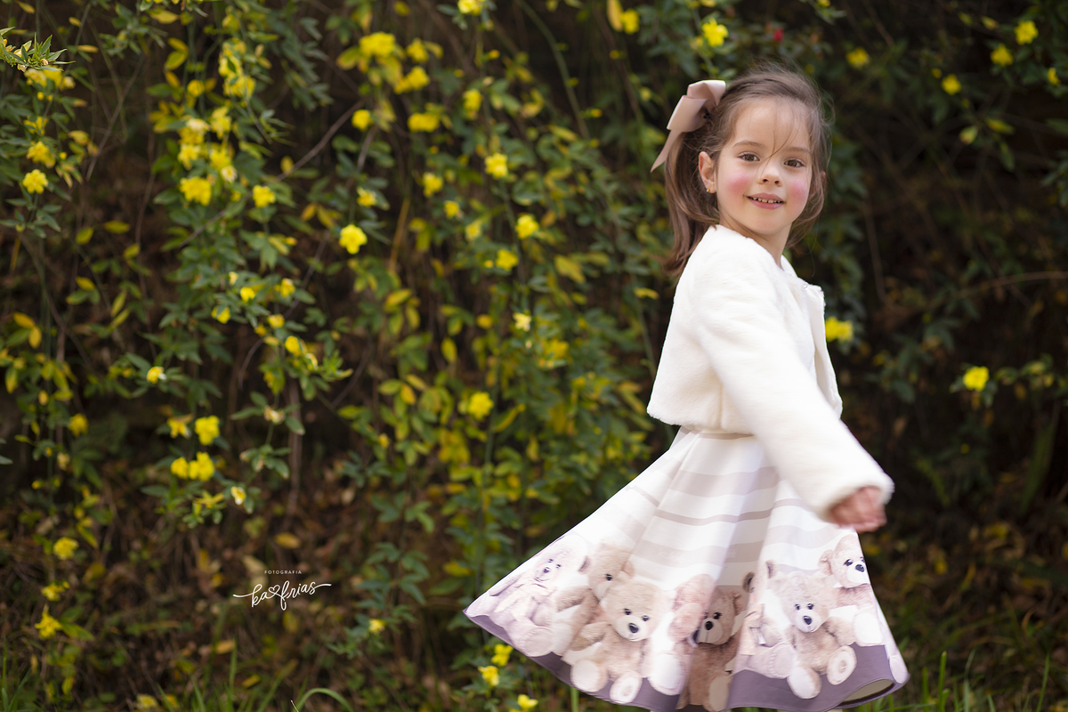 a criança brinca durante sessão de fotos externas