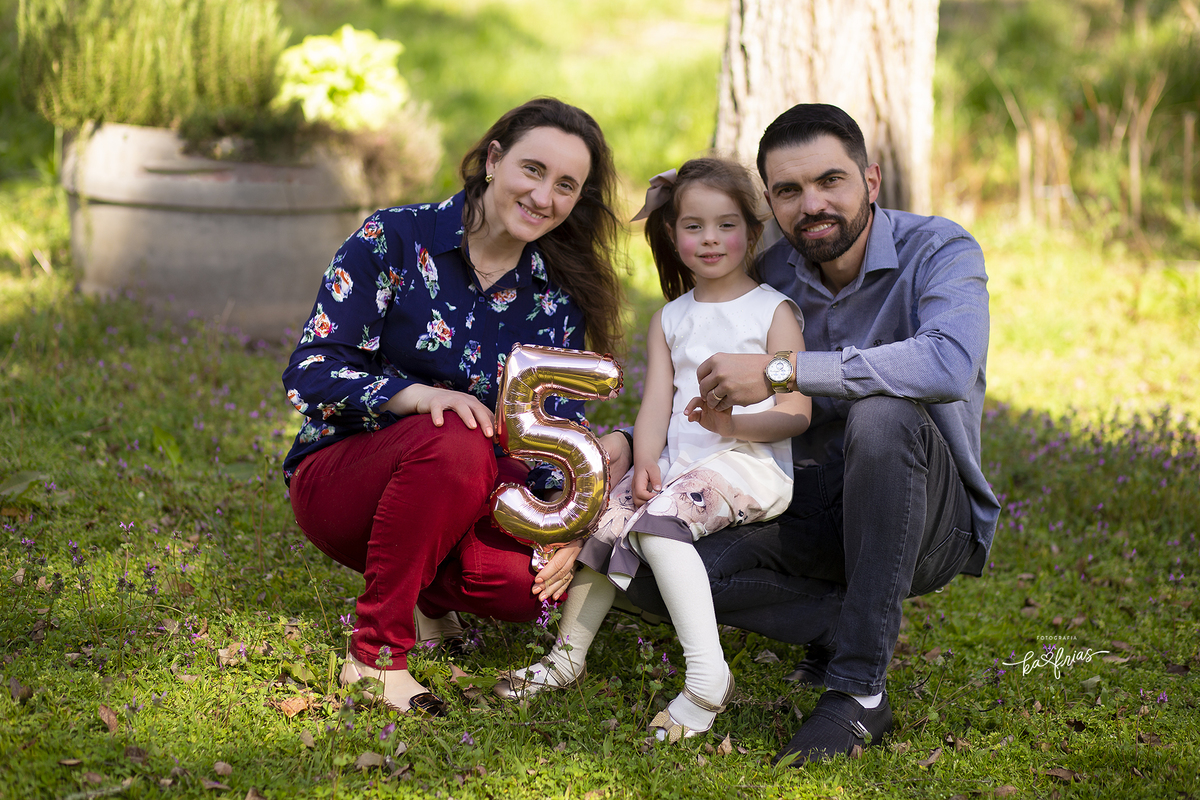 os pais participam das fotos de 05 anos da filha