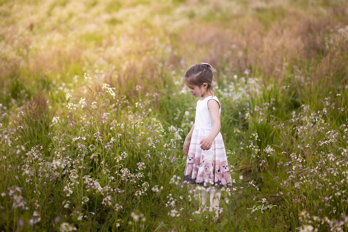 a menina olha as flores
