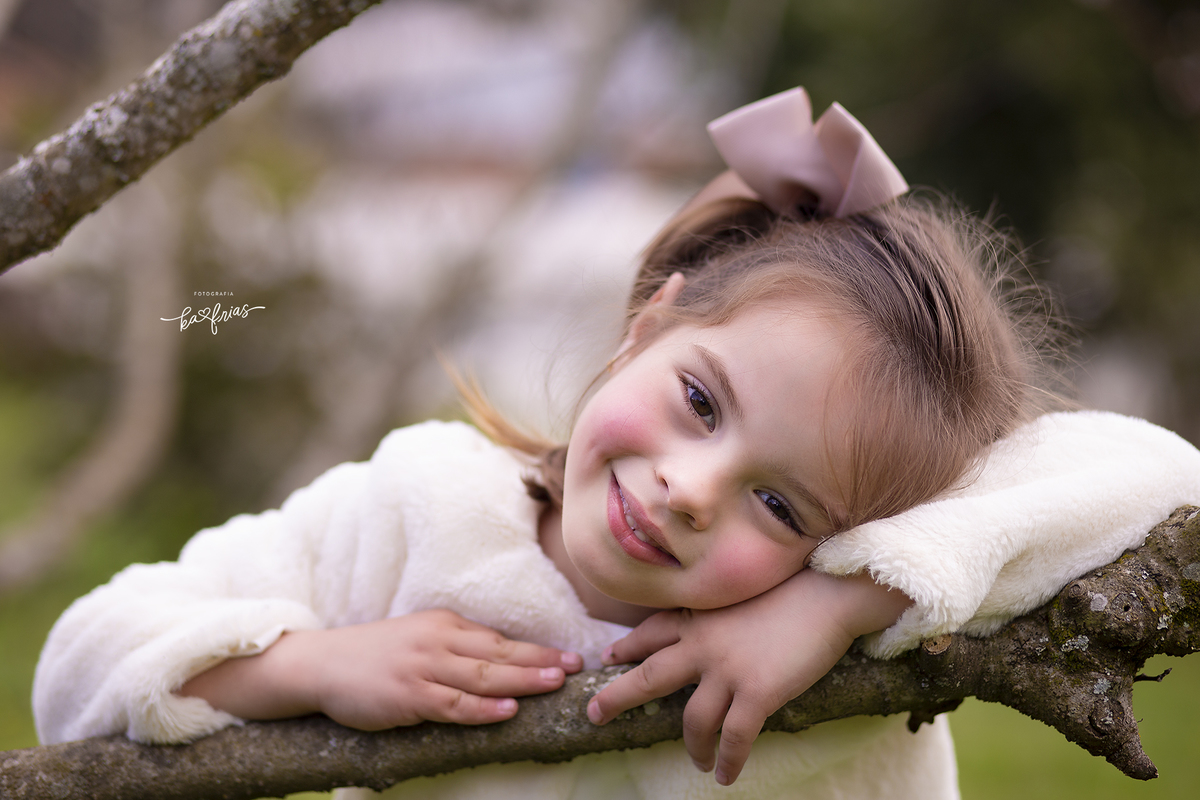 a menina olha para a fotografa de caxias do sul-rs