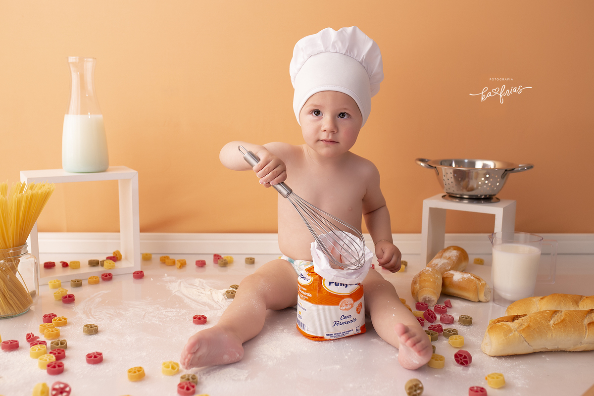 o bebe brinca com a farinha