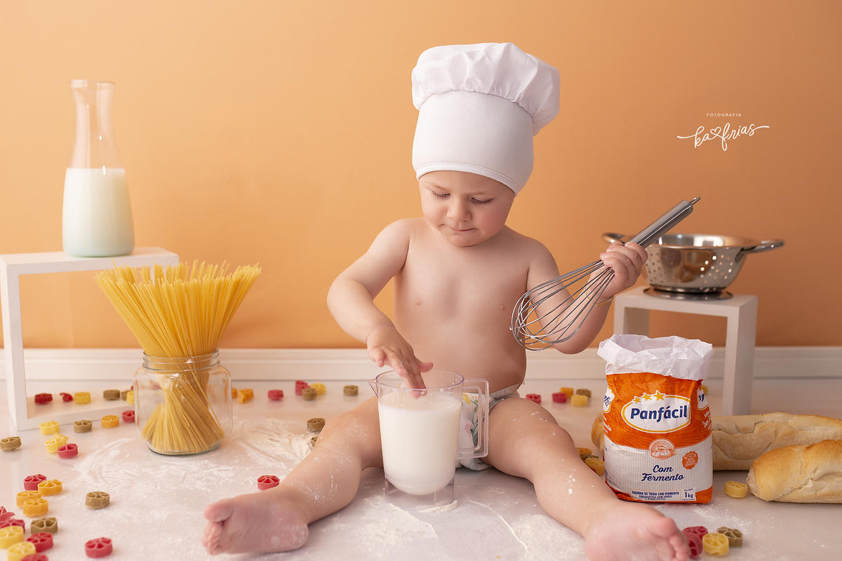 a criança poe a mao no leite durante as fotos