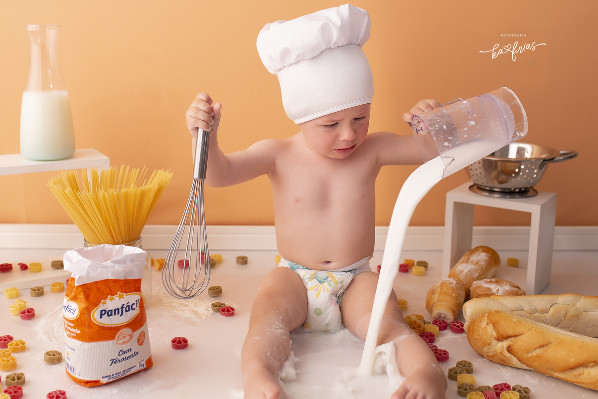 no ensaio de padeiro, o bebe joga o leite no chao