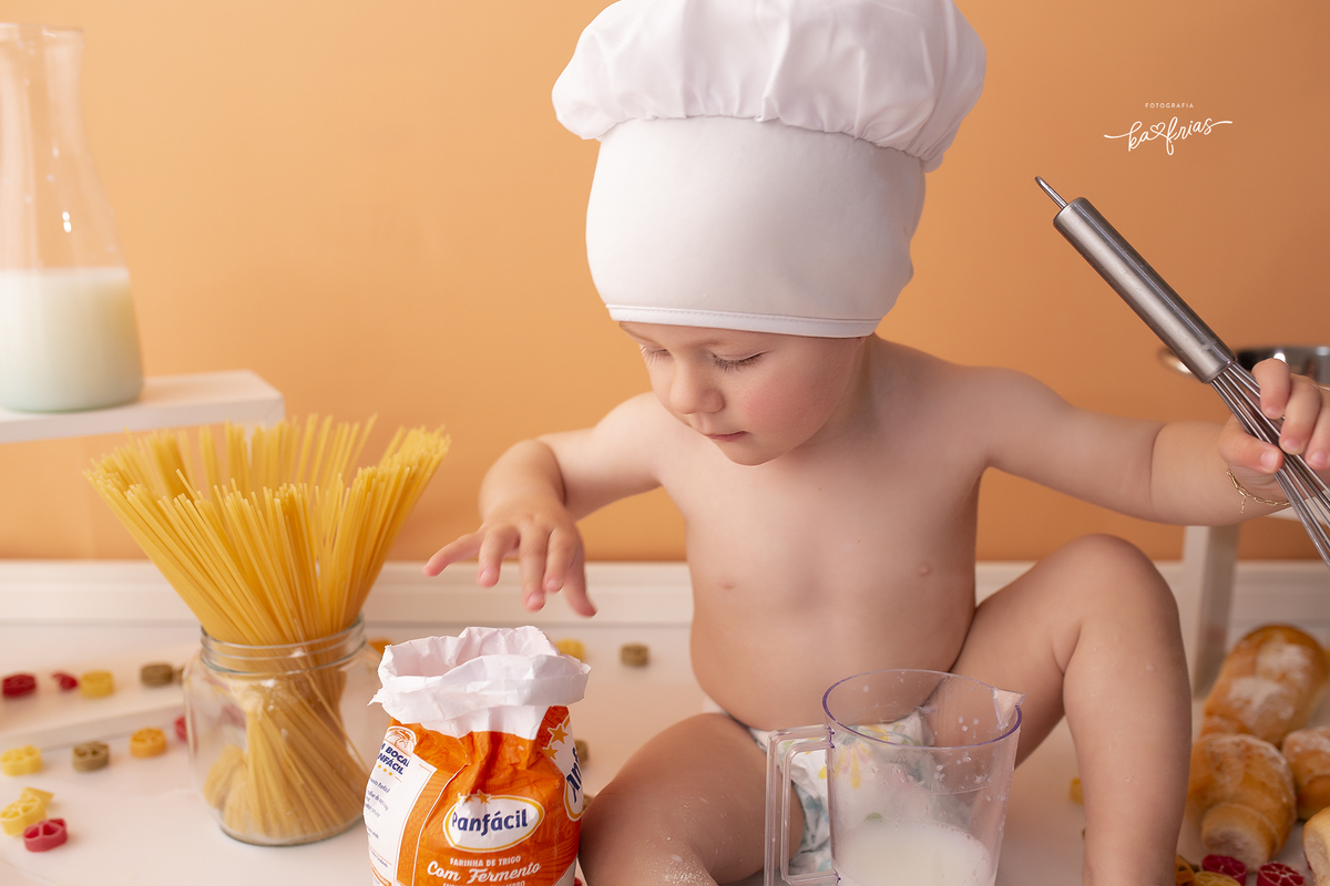 o menino esta concentrado na brincadeira