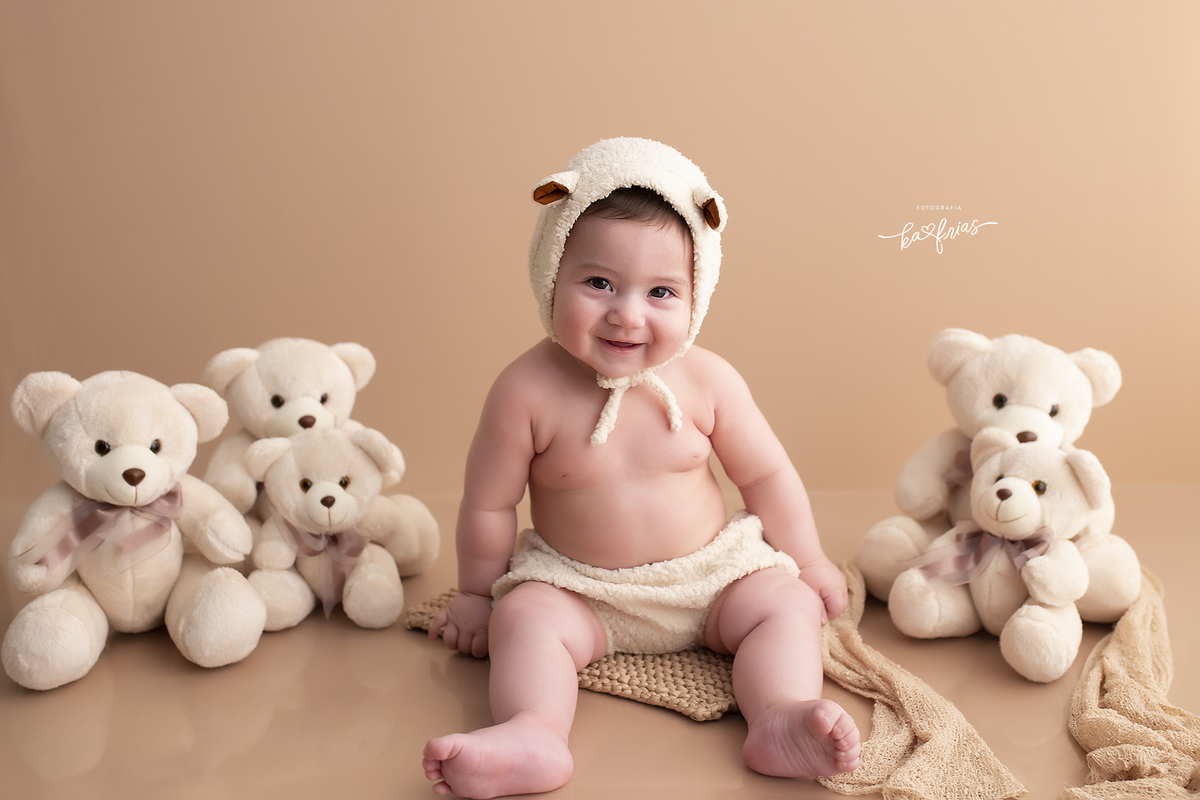 o bebe esta no cenario de urso para as fotos do acompanhamento mensal