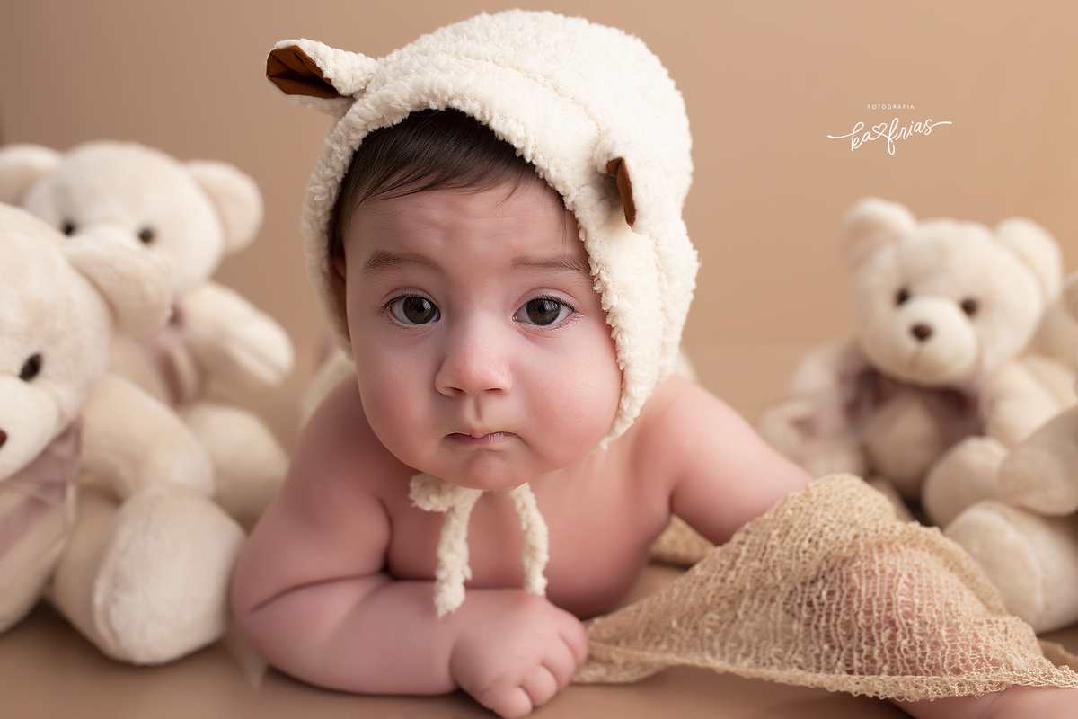 o menino esta de bruços para as fotos mensais