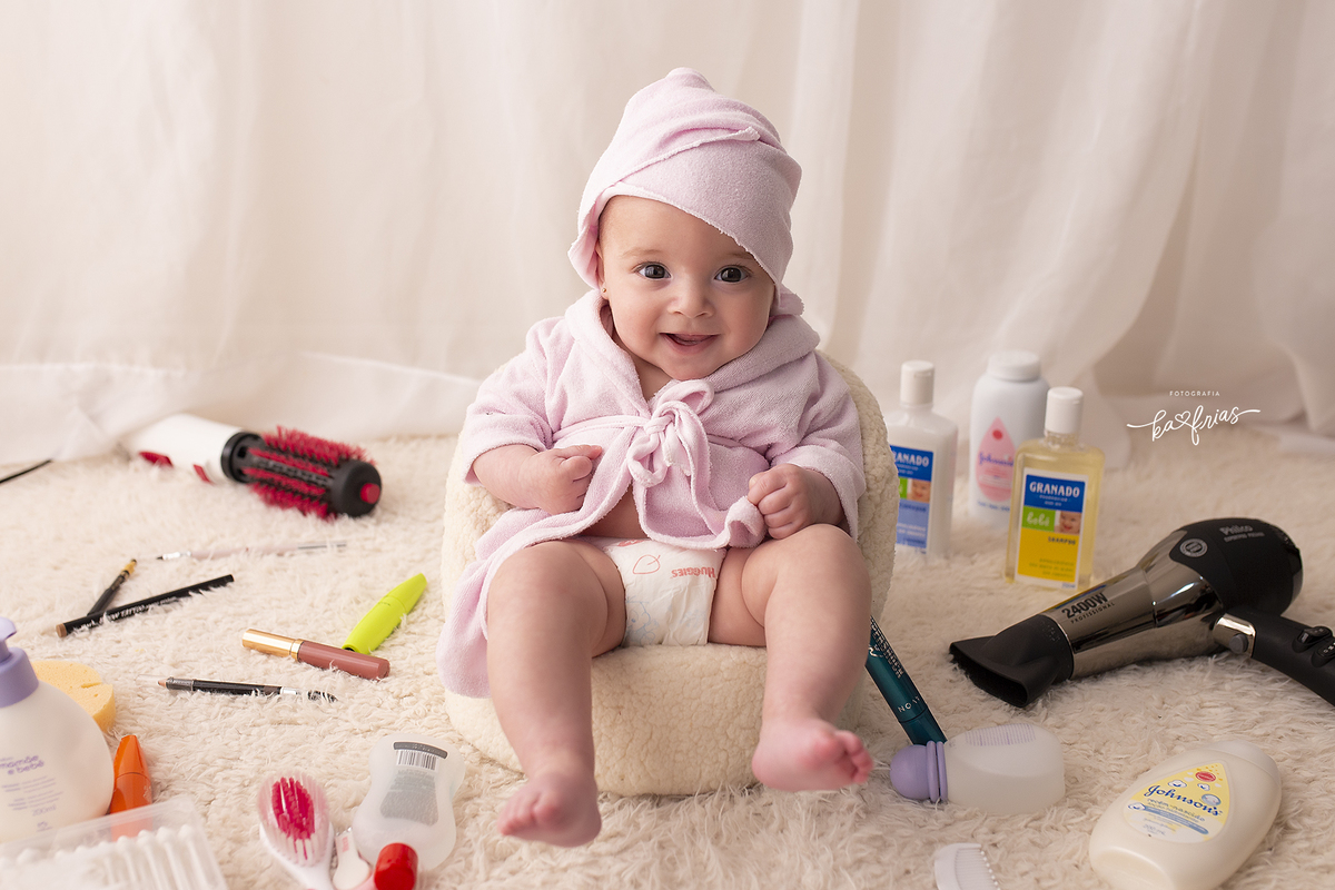 a menina sorri para a fotografa de bebes de caxias do sul, ka frias