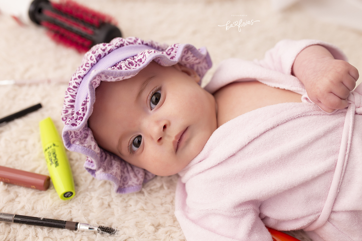 a menina olha para a camera nas fotos do acompanhamento mensal