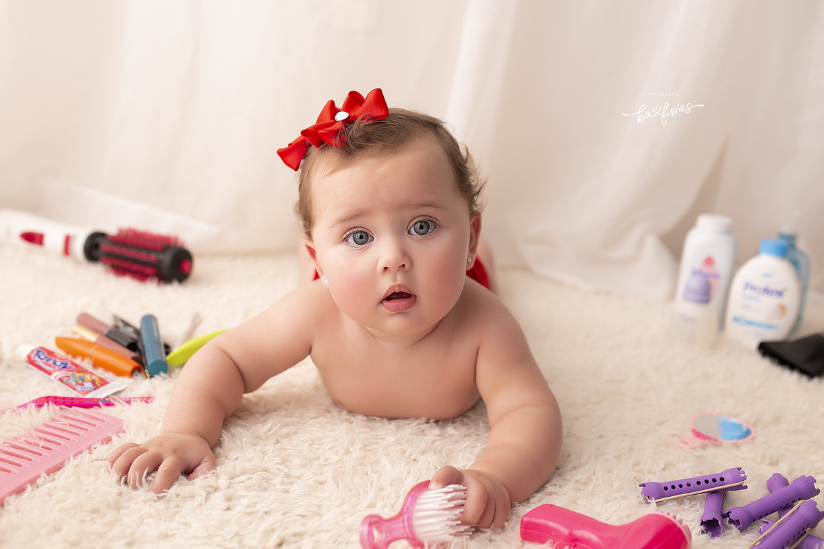 a menina esta de bruços para as fotos do acompanhamento mensal