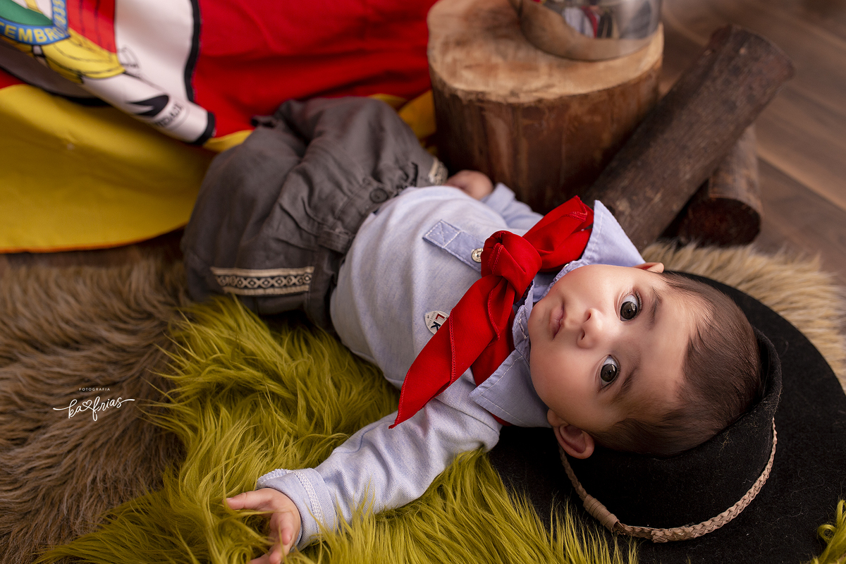 o menino esta deitado nas fotos infantis