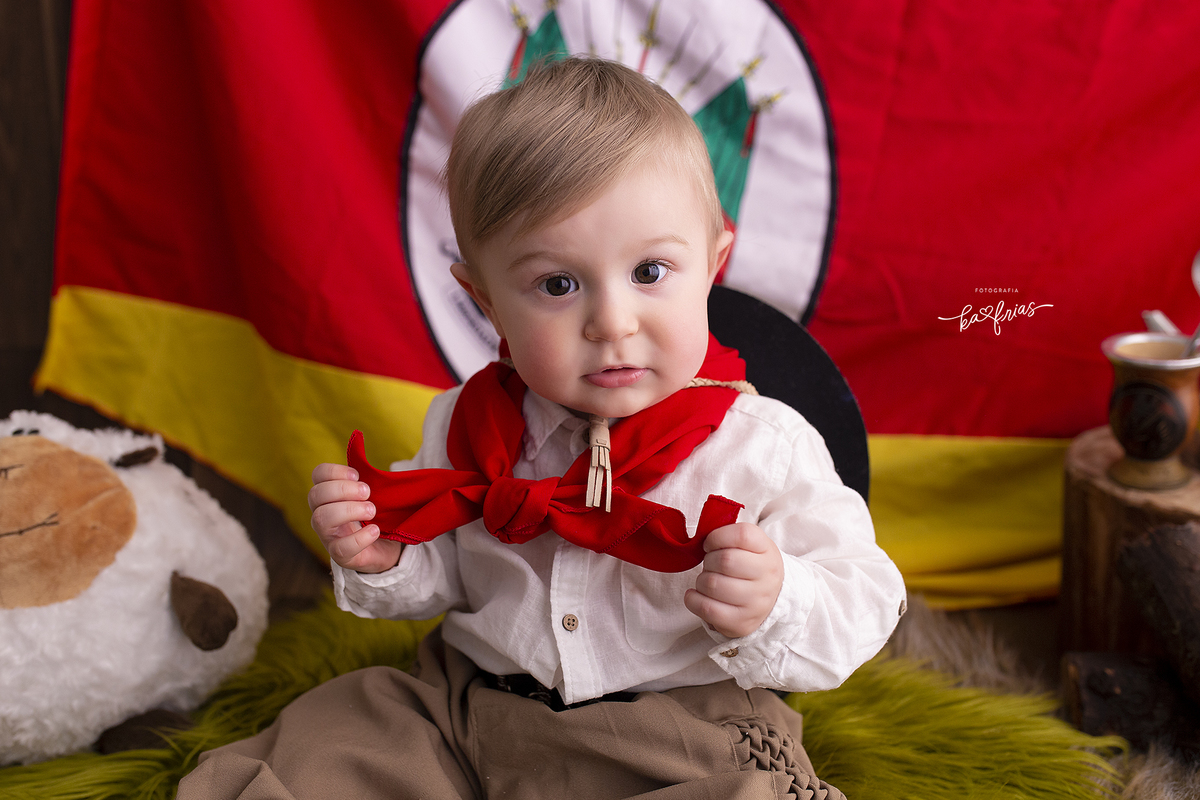o menino segura o lenço durante a sessão